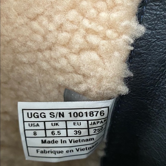 UGG size 8 Black boots - Picture 5 of 5